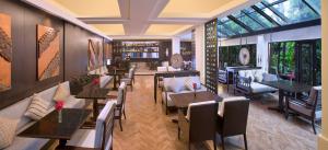 ein Restaurant mit Tischen und Stühlen in einem Zimmer in der Unterkunft Anantara Bophut Koh Samui Resort in Bophut 