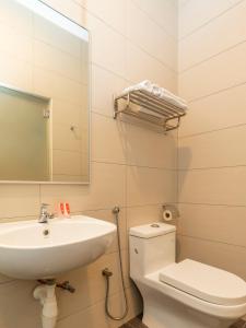 y baño con lavabo, aseo y espejo. en De Sweet Boutique Hotel en Johor Bahru