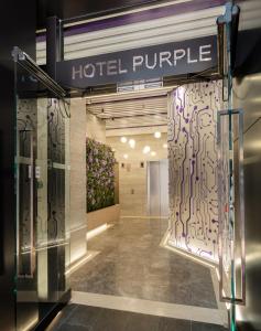 um átrio de hotel com um sinal roxo na parede em Hotel Purple Hong Kong em Hong Kong mais 11 fotografias