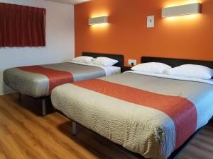 Tempat tidur dalam kamar di Motel 6-Cranbrook, BC