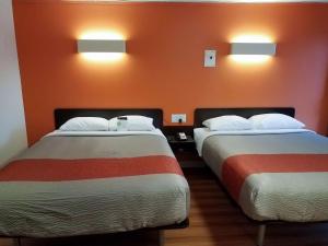 Postel nebo postele na pokoji v ubytování Motel 6-Cranbrook, BC + 27 fotografií
