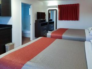 En eller flere senge i et værelse på Motel 6-Cranbrook, BC