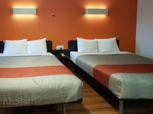 Llit o llits en una habitació de Motel 6-Cranbrook, BC