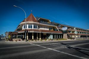 ein großes Gebäude an der Ecke einer Straße in der Unterkunft Prestige Beach House, WorldHotels Crafted in Kelowna