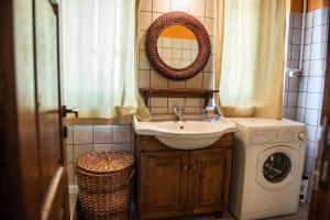 een badkamer met wastafel en wasmachine bij Villa Matula in Kalamitsi
