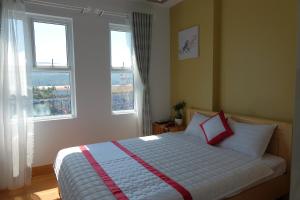 Postel nebo postele na pokoji v ubytování TH Quy Nhơn Hotel