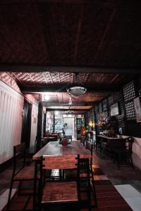 Oasis Balili Heritage Lodge tesisinde bir restoran veya yemek mekanı