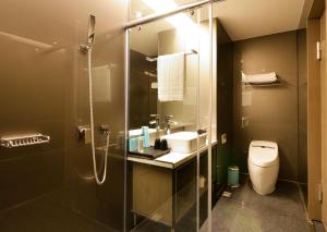 Ett badrum på Amici hotel Six Star Hostel