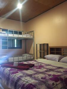 1 dormitorio con 2 literas y techo en Chian Guesthouse, en Chiang Rai