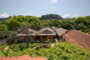 una vista aérea de una casa con árboles y tejados en Tam Coc Palm House, en Ninh Binh