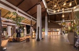 um lobby de um resort com um monte de plantas em Princesa Garden Island Resort and Spa em Puerto Princesa