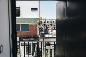 uma vista a partir de uma janela de um edifício em Coyote Lofts-Estacion Federal em Tijuana