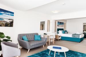 Ein Sitzbereich in der Unterkunft Ocean Views Resort Caloundra
