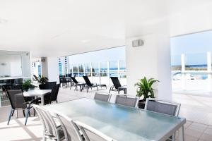 Ein Restaurant oder anderes Speiselokal in der Unterkunft Ocean Views Resort Caloundra 