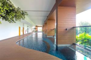 una piscina en medio de un edificio en Spacious Studio Room at Capitol Suites Apartment By Travelio, en Yakarta