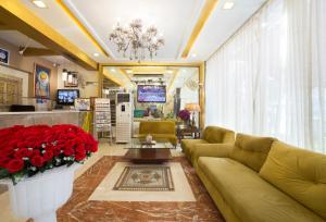 uma sala de estar com um sofá e rosas vermelhas em Hotel Picasso Paschim Vihar Delhi - Couple Friendly Local IDs Accepted em Nova Deli