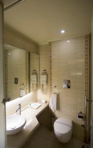 ein Bad mit einem WC und einem Waschbecken in der Unterkunft Hotel Picasso Paschim Vihar Delhi - Couple Friendly Local IDs Accepted in Neu-Delhi