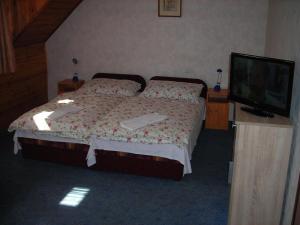 Un pat sau paturi într-o cameră la Al Do Apartman