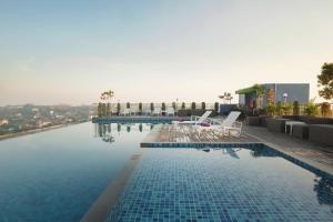 Bazén v ubytování Grand Edge Hotel Semarang - CHSE Certified nebo v jeho okolí