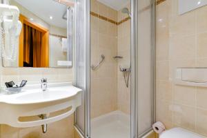 Een badkamer bij Hotel Rembrandt