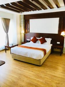 Llit o llits en una habitació de Landmark Pokhara