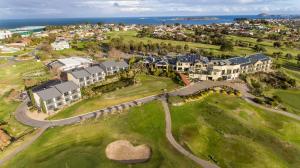 uma vista aérea de um resort com um campo de golfe em McCracken Country Club em Victor Harbor
