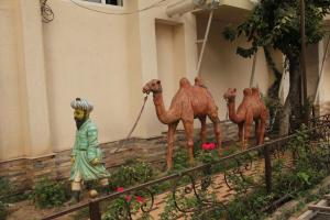 uma estátua de um homem com um camelo em frente a um edifício em Anvar's Guests em Tashkent