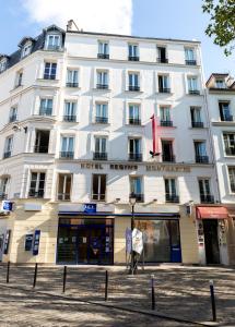 um grande edifício branco com uma placa em frente em Regyn's Montmartre em Paris