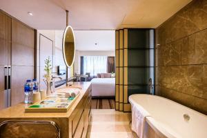 Postel nebo postele na pokoji v ubytování Hotel Nikko Saigon + 37 fotografií