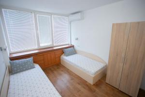 Cette chambre comprend 2 lits, une armoire et des fenêtres. dans l'établissement Рачо Ковача, à Gabrovo
