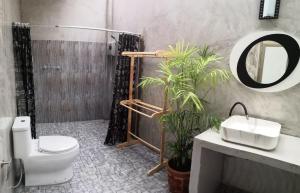Phòng tắm tại Rim Lay