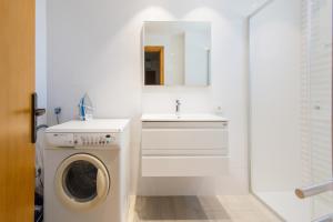 biała łazienka z pralką i umywalką w obiekcie Apartamento Porto Cari 21 w mieście Cala d´Or