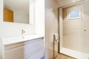 łazienka z umywalką i prysznicem w obiekcie Apartamento Porto Cari 21 w mieście Cala d´Or