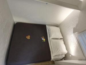 Un pat sau paturi într-o cameră la T2 rez de jardin front de mer