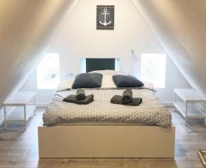 een slaapkamer met een bed met handdoeken erop bij Traumhaus am Weserstrand in Elsfleth