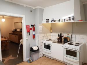 Kuchyň nebo kuchyňský kout v ubytování Lönneberga Vandrarhem & Hostel