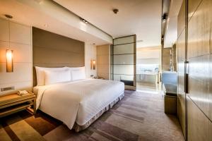 Cette chambre comprend un lit et une salle de bains. dans l'établissement Hotel Nikko Saigon, à Hô-Chi-Minh-Ville