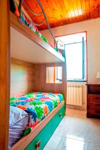 מיטה או מיטות קומותיים בחדר ב-Casa Bellavista