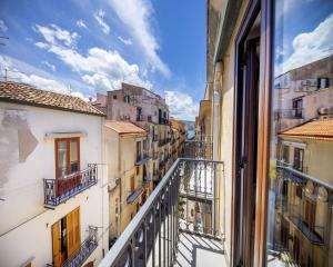 uma vista da cidade a partir de uma janela em Blue Coral Apartment em Cefalù