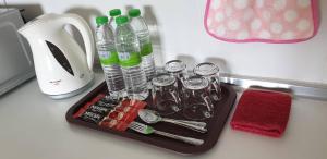 Příslušenství pro přípravu čaje a kávy v ubytování SG Residence by NYS - 2BR