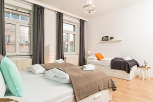 ウィーンにあるSpittelau spacious bright contactless selfcheckin central metro train stationのベッドが2つと窓が2つある寝室
