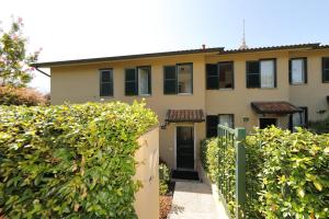 una casa con un cancello e una siepe di Tasso 10 a Bellagio