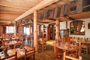 Odalys Chalet Alpinaにあるレストランまたは飲食店