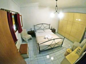 1 dormitorio con 1 cama y 2 toallas blancas en Victoria's Apartment, en Tesalónica