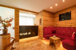 Televízia a/alebo spoločenská miestnosť v ubytovaní Apparthotel AlpenChalet
