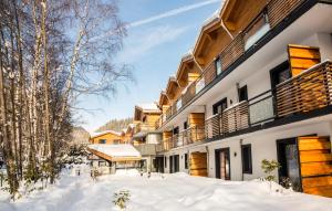 une cour enneigée devant un bâtiment dans l'établissement Résidence Prestige Odalys Isatis, à Chamonix-Mont-Blanc