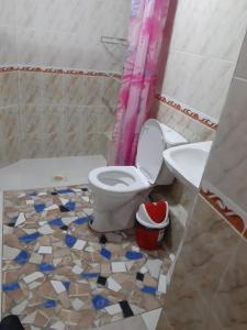 un baño con inodoro y lavabo en Khiva Indi Guest House, en Khiva 39 fotos más
