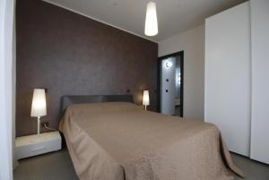 En eller flere senge i et værelse på Olympus Resort