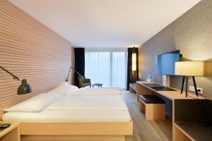 Letto o letti in una camera di Hotel Weisses Kreuz