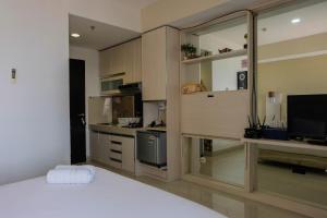 Kuchyň nebo kuchyňský kout v ubytování Best Price Studio Apartment at Atria Residence near Mall By Travelio